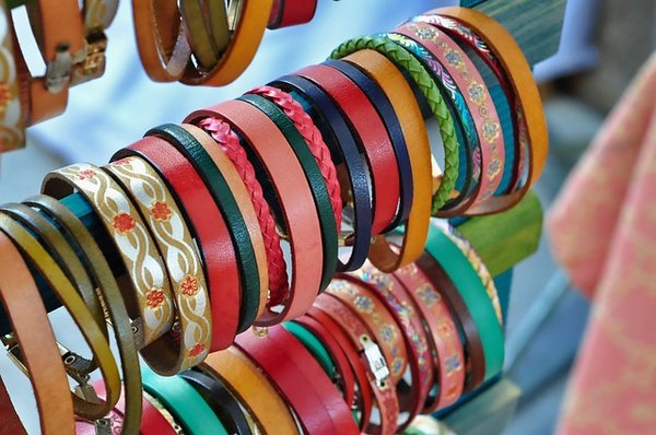 Bracelets en cuir pour femme : élégance et personnalisation au choix